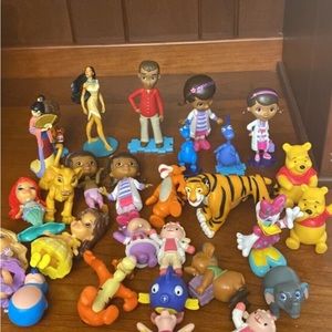 Disney lot of 28 figures Doc McStuffins, Pooh, Lion King, Disney Princess etc